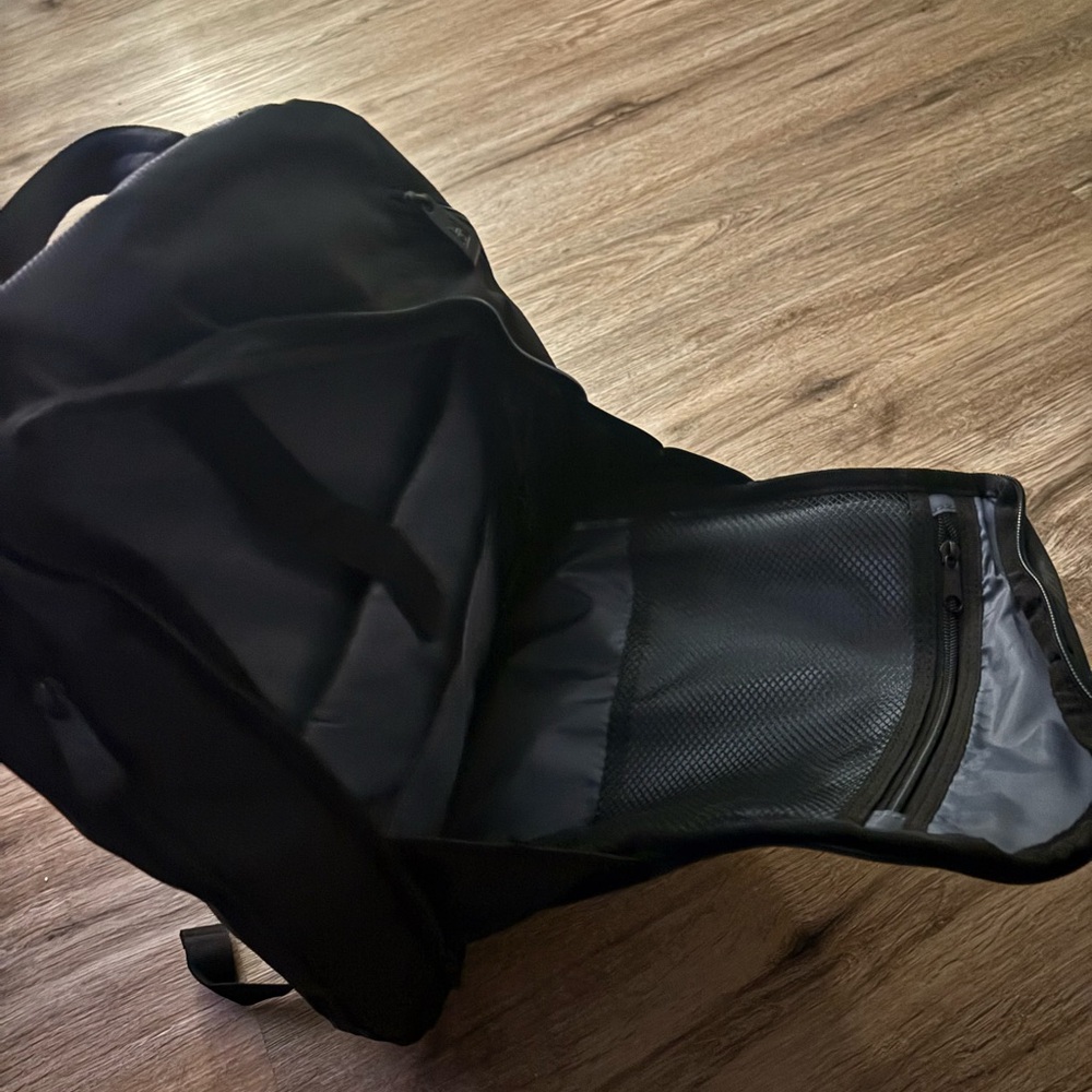 NEW Apple Sleek Black Waterproof Backpack Unisex - Picture 3 of 3